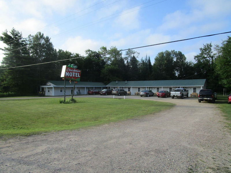 Paddlers Inn (Christmas Motel) - As Christmas Motel (newer photo)